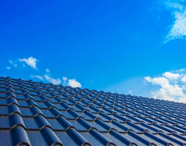 Nový Dům Střecha Jasné Modré Nebe — Stock fotografie
