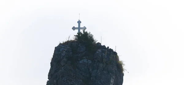 Croix Sur Calcaire Dans Nature Isolé Sur Blanc — Photo