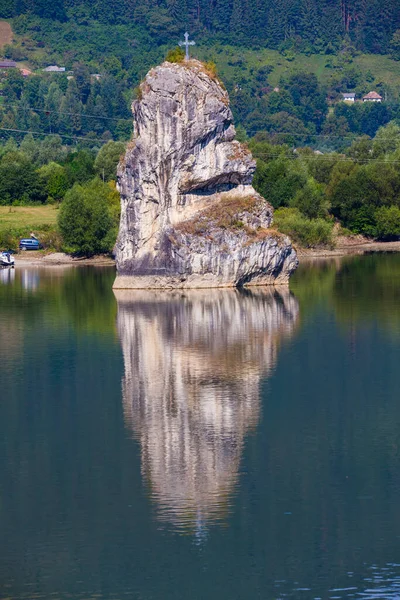 Piatra Teiului Caliza Natural Agua Lago Bicaz Rumania Piedra Solitaria — Foto de Stock