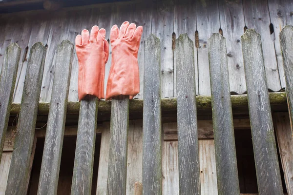 Gants Travail Caoutchouc Sur Une Clôture Ferme — Photo