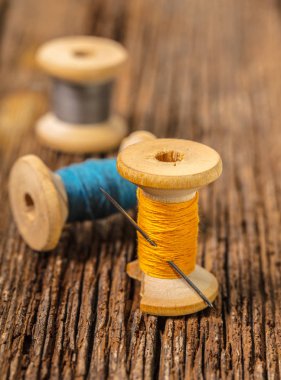 renkli konu ve iğne ahşap arka plan üzerinde