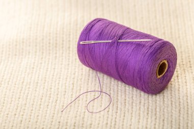 renkli iplik ve beyaz örme kumaş düğmeleri