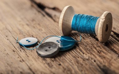 biriktirme konu ve ahşap arka plan üzerinde düğmeleri