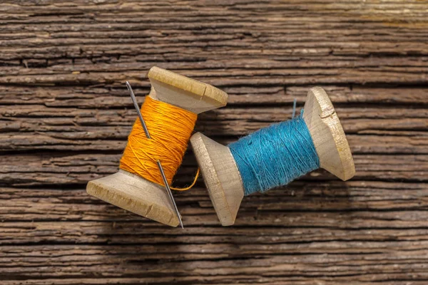 Colored Threads Needle Wooden Background — Stock Photo, Image