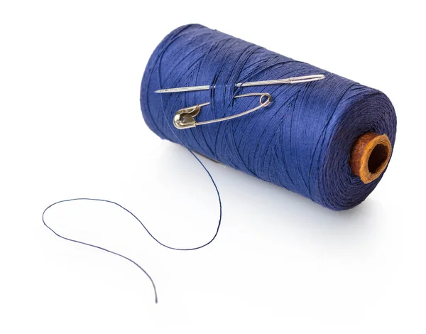 孤立した白地に青い糸のリール — ストック写真