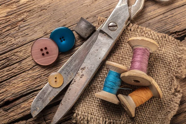 Tijeras Accesorios Costura Sobre Fondo Madera —  Fotos de Stock