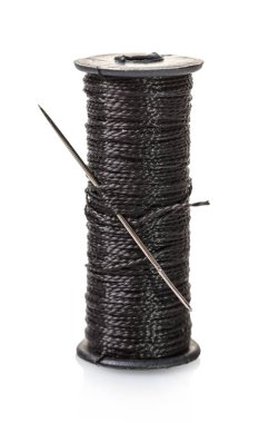 arka plan beyaz üzerine siyah iplik makarası izole