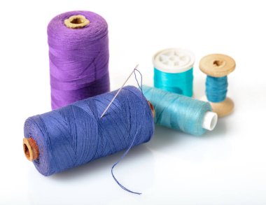 arka plan beyaz bir iğne ile iplik makarası izole