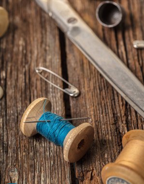 iş parçacığı ve ahşap arka plan üzerinde dikiş aksesuarları