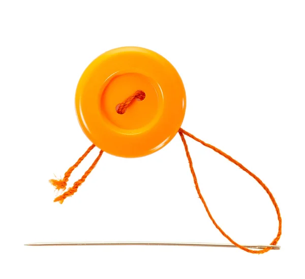 Botón Naranja Con Hilo Aguja Sobre Fondo Blanco Aislado —  Fotos de Stock