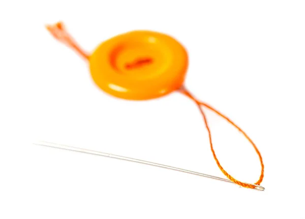 Oranje Knop Met Draad Naald Witte Geïsoleerde Achtergrond — Stockfoto