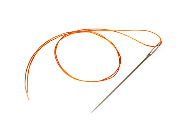 孤立した白地に針でオレンジ色の糸 — ストック写真