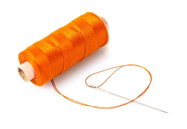孤立した白地に針と糸のスプール — ストック写真