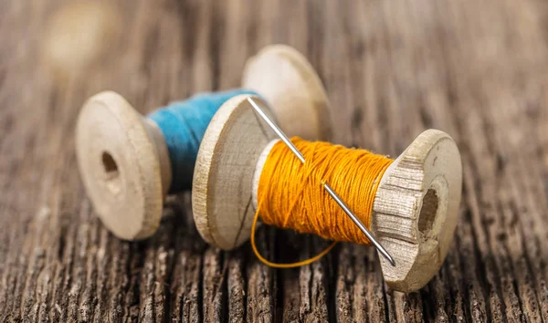 色糸や木製の背景の針 — ストック写真