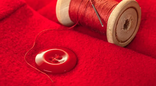 Красная Нить Кнопками Фоне Облицовочной Ткани — стоковое фото