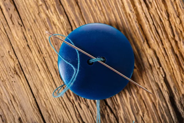 Blue Button Needle Close Wooden Background — Stock Photo, Image