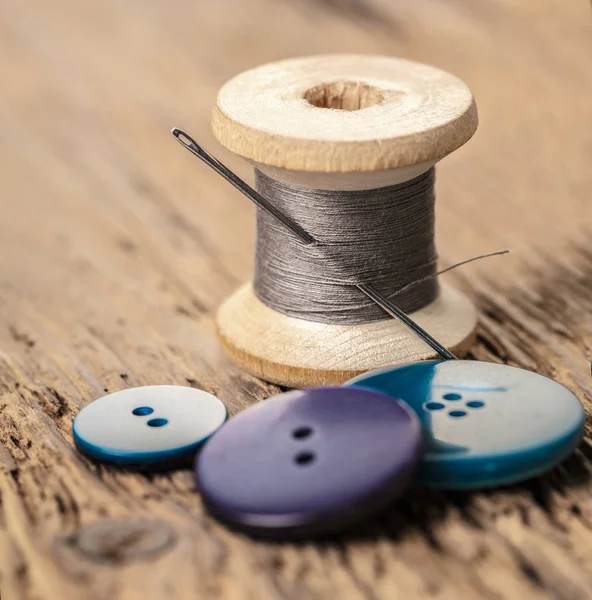 Spoel Van Draden Knoppen Een Houten Achtergrond — Stockfoto