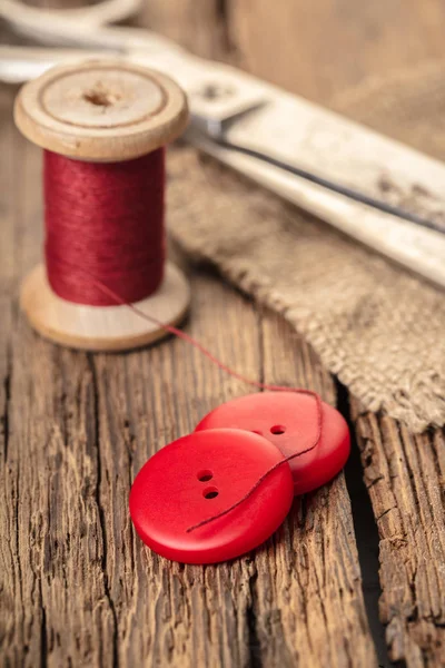 红色螺纹用钮扣和剪刀 木背景 — 图库照片