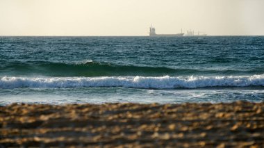 deniz manzarası, dalga ve gemi kıyıdan görünümüne