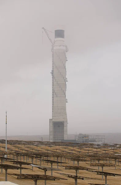 代替エネルギー 工業風景砂漠の太陽電池 — ストック写真