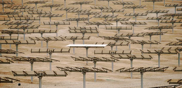 Alternatif Enerji Endüstriyel Yatay Güneş Bataryaları Çölde — Stok fotoğraf