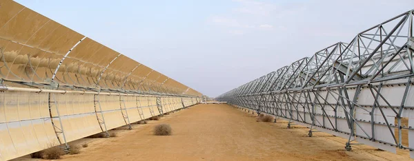 Alternatif Enerji Endüstriyel Yatay Güneş Bataryaları Çölde — Stok fotoğraf