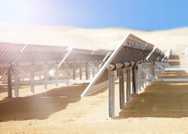 代替エネルギー 工業風景砂漠の太陽電池 — ストック写真