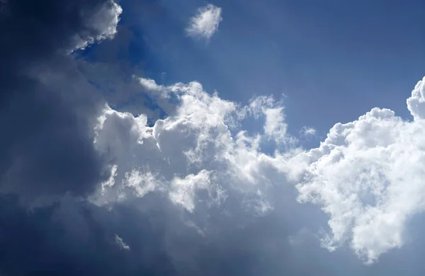 Fondo Naturaleza Cielo Azul Con Nubes Primer Plano —  Fotos de Stock