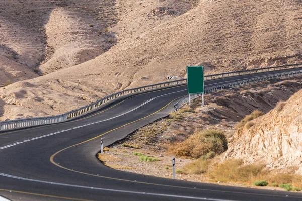 田園地帯 砂漠を通る高速道路 — ストック写真
