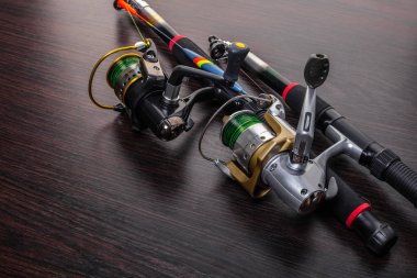 olta ile ahşap arka plan bir bobin