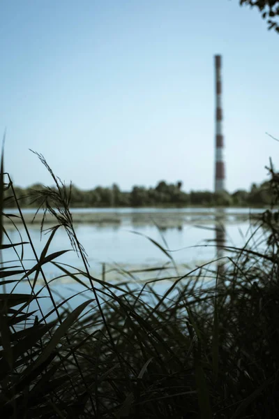 Sonnenaufgang Über Dem See Und Ein Fabrikschornstein — Stockfoto