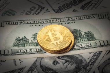 Bitcoin cryptocurrency yüz dolar faturaları arka plan üzerinde