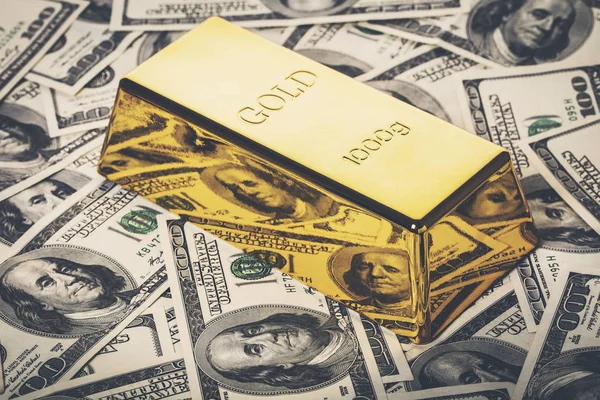 Gold Bar Close Achtergrond Van Honderd Dollarbiljetten — Stockfoto