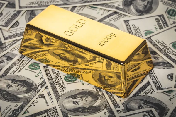 Gold Bar Close Achtergrond Van Honderd Dollarbiljetten — Stockfoto