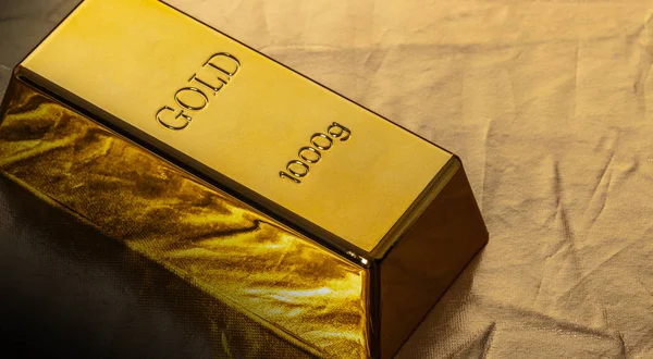 Zlatý Pruh Zblízka Zlatém Pozadí — Stock fotografie