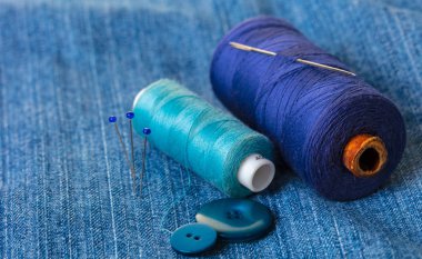 denim arka plan üzerinde düğmeli mavi konu