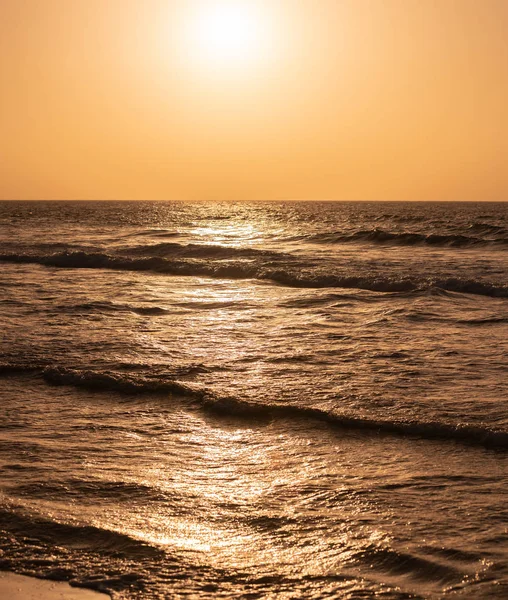 Doğal Deniz Manzara Dalgalar Günbatımı Bir Arka Plan Üzerinde — Stok fotoğraf