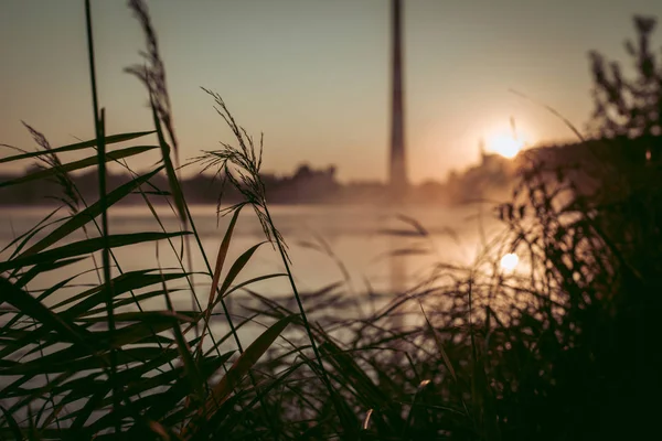 Lever Soleil Sur Lac Une Cheminée Usine — Photo