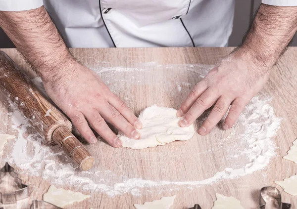 Férfi Szakács Készül Karácsonyi Cookie Kéz Közelről — Stock Fotó