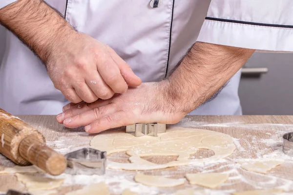 Férfi Szakács Készül Karácsonyi Cookie Kéz Közelről — Stock Fotó