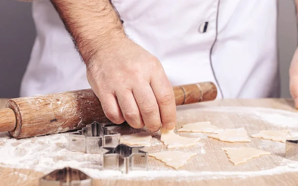 Férfi Szakács Készül Karácsonyi Cookie Kéz Közelről — Stock Fotó