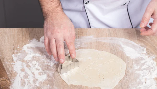 Férfi Szakács Készül Karácsonyi Cookie Kéz Közelről — Stock Fotó