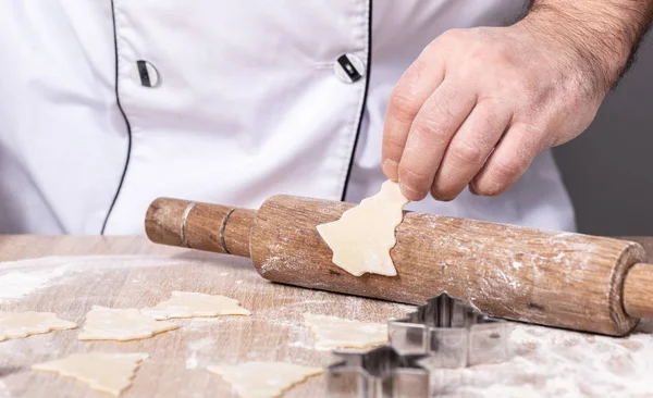 Férfi Szakács Készül Karácsonyi Cookie Kéz Közelről — Stock Fotó