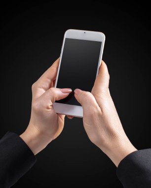 hareket eden telefon içinde siyah bir zemin üzerine eller