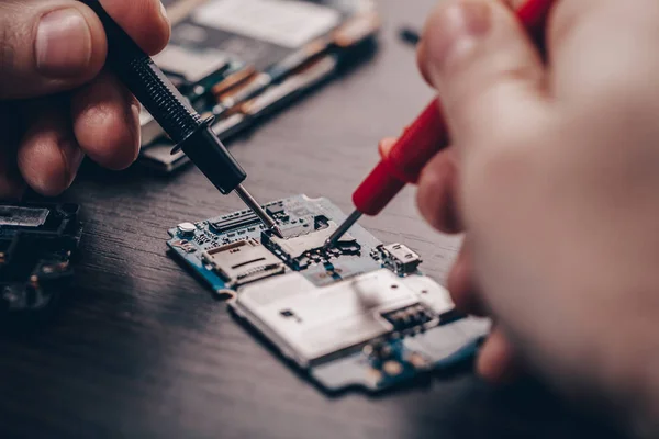 Mobiele Telefoon Reparatie Handen Close Een Houten Tafel — Stockfoto