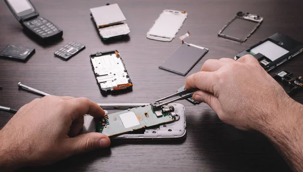 Réparation Téléphone Portable Mains Gros Plan Sur Une Table Bois — Photo