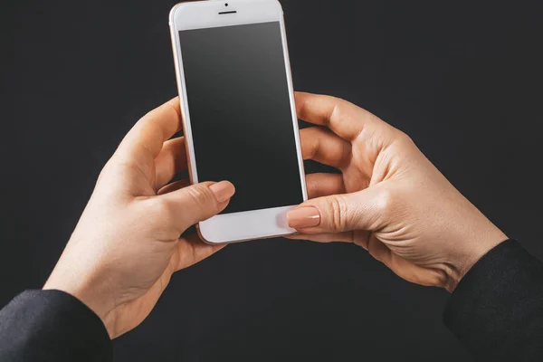 Mobiltelefon Kvinnliga Händer Svart Bakgrund — Stockfoto