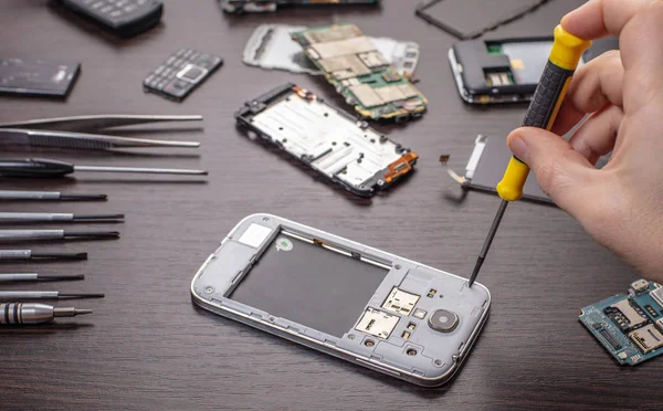 Réparation Téléphone Portable Mains Gros Plan Sur Une Table Bois — Photo