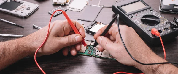 Mobiele Telefoon Reparatie Handen Close Een Houten Tafel — Stockfoto