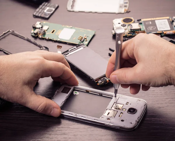 Reparación Teléfonos Móviles Manos Cerca Una Mesa Madera — Foto de Stock